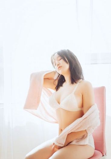 逗弄揉捏挺立的乳尖