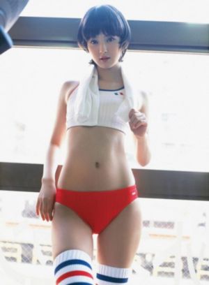 美女露出让男生揉图片