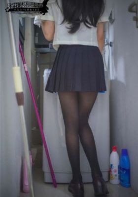 老赵揉搓着娇妻的大乳视频