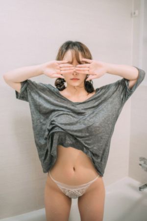 不扣纽扣女孩