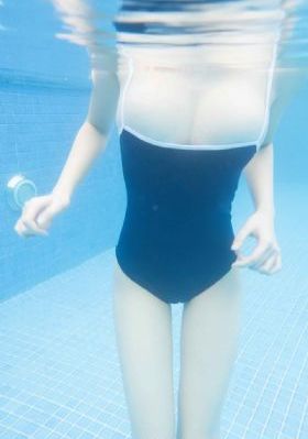 他解开女警的乳罩慢慢揉电影